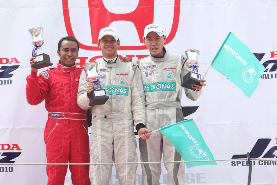 Honda Jakarta Center Petronas dan Honda Racing Indonesia finish terdepan di GT Race Seri II