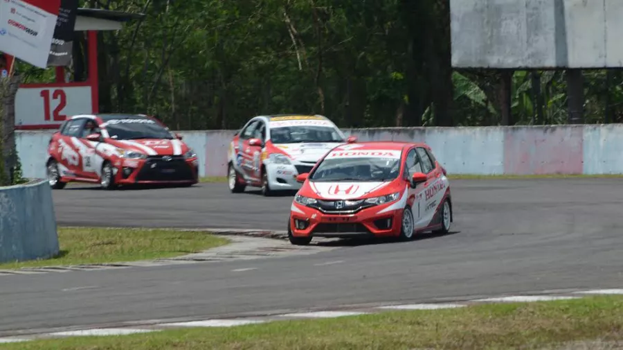 Alvin Bahar Kunci Gelar Nasional Di Ajang Balap Indonesian Touring Car Championship 2016