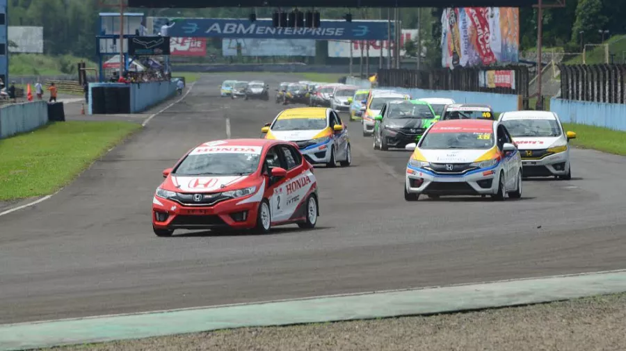 Rio SB Raih Pertajam Dominasi Tim Honda Racing Indonesia Di Ajang Balap Honda Jazz Speed Challene 11 putaran kelima