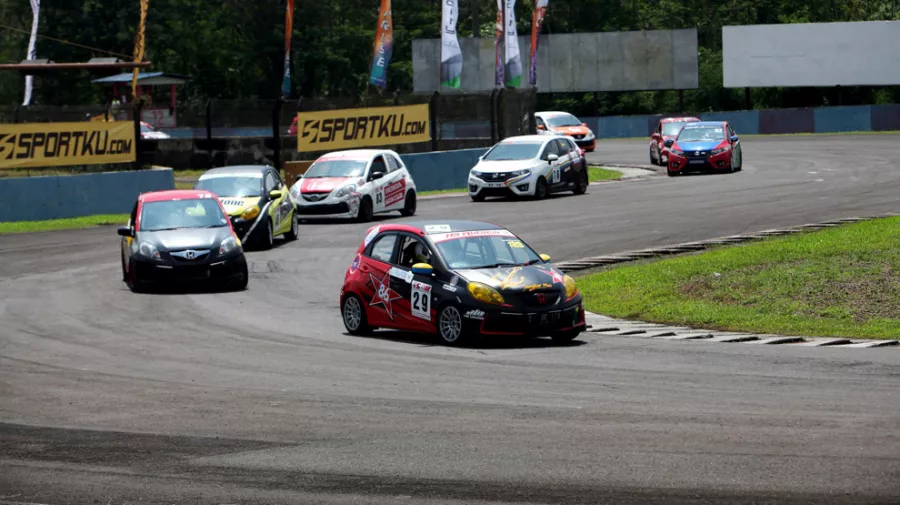 M.Farrel Fadhil dan HM Kurdi Raih Kemenangan Pertama Di Ajang Balap Honda Brio Speed Challenge 4 Seri Kedua