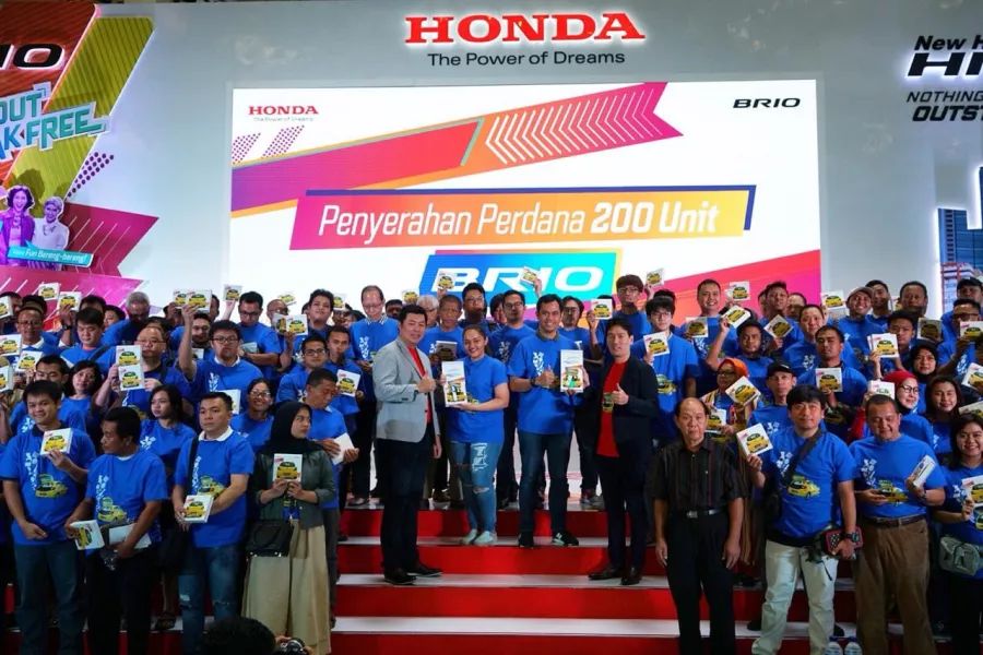 HONDA LAKUKAN SERAH TERIMA MOBIL KEPADA 200 KONSUMEN  ALL NEW HONDA BRIO YANG PERTAMA DI DUNIA