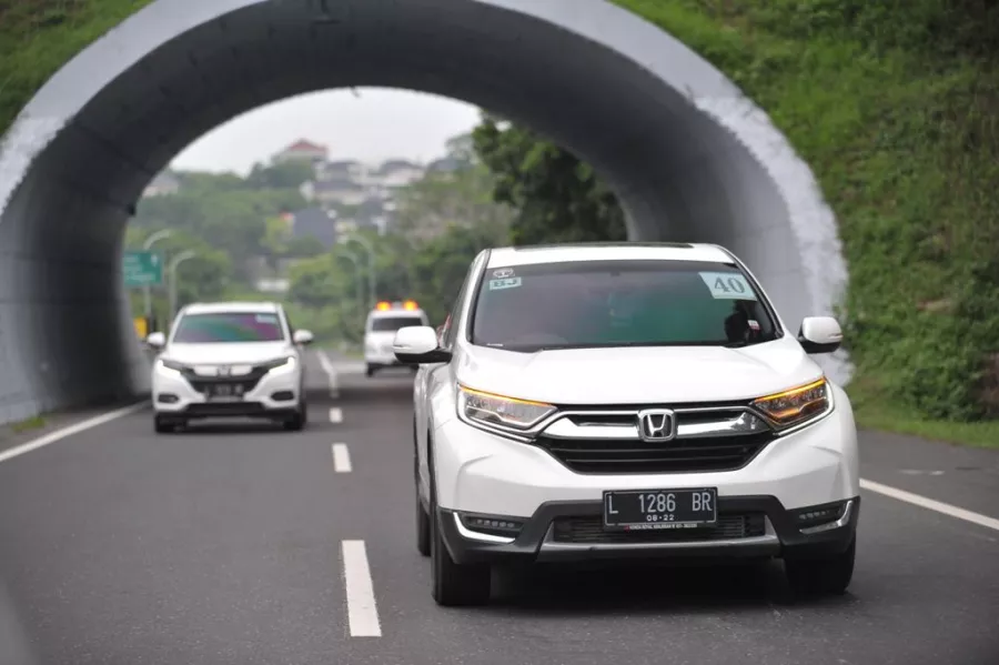 LANJUTKAN PERJALANAN JELAJAH NUSANTARA,  HONDA CR-V LINTASI TOL TRANS JAWA BERSAMA ROMBONGAN PRESIDEN REPUBLIK INDONESIA