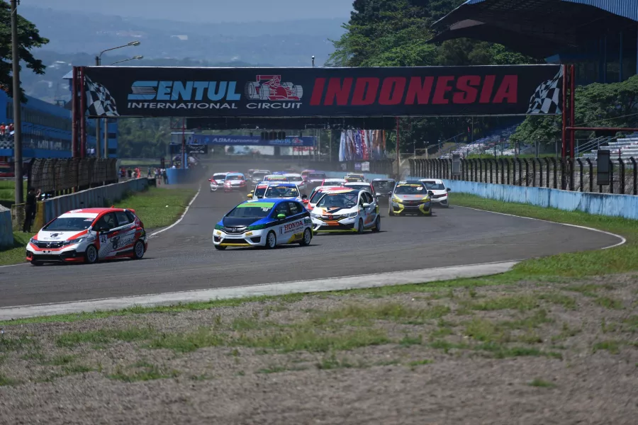 ZHARFAN RAHMADI RAIH GELAR JUARA DI SERI PERDANA HONDA JAZZ SPEED CHALLENGE 2019