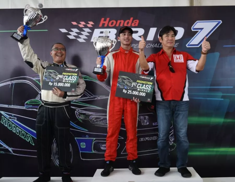 UNTUK PERTAMA KALINYA, PEMBALAP MUDA AMATO RUDOLPH RAIH GELAR JUARA UMUM DI AJANG HONDA BRIO SPEED CHALLENGE 2019